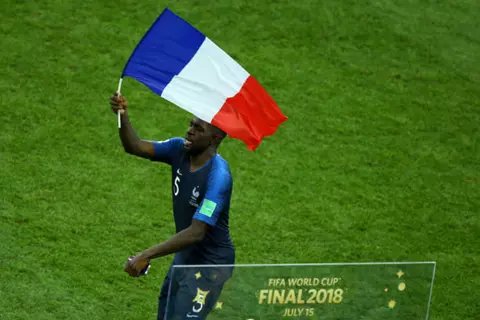 صامويل أومتيتي.. المعتزل الخامس بين أبطال العالم 2018